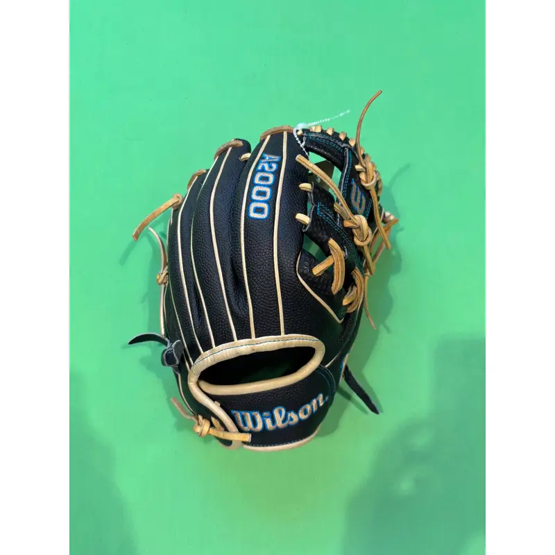 Black Wilson A2000 DP15SC SuperSkin RH Infield Baseball Glove 11.5"