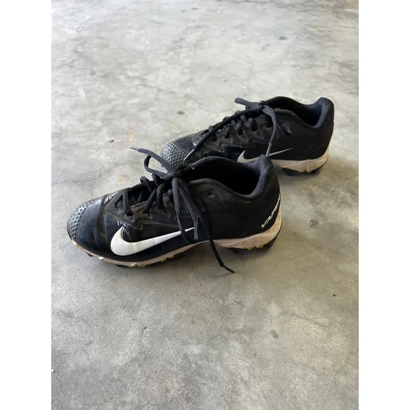 Black Used Youth Nike Cleats, 3Y A R7 S4 L2