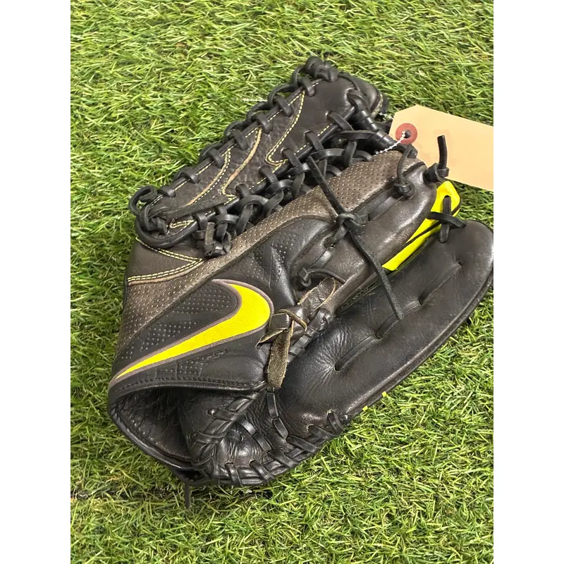 Black Nike MVP Edge RH Baseball Glove 12.5" (Used)