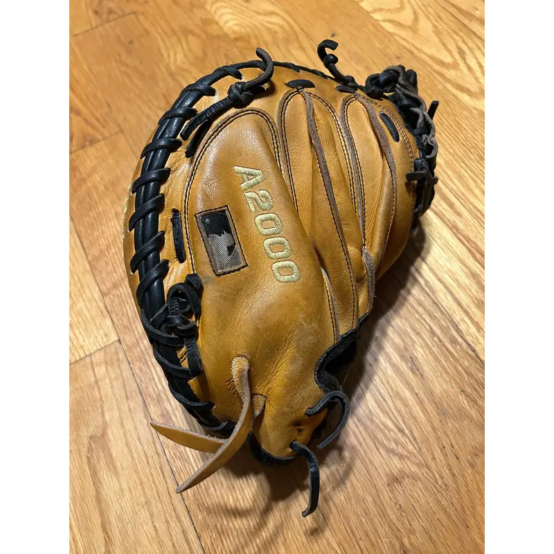 Wilson RH Catcher's A2000 Baseball Glove 32.5" (Used)