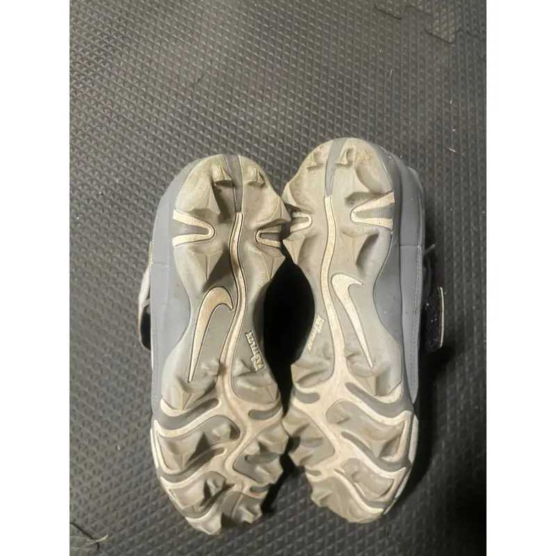 White Men's Size M 7.5 (W 8.5) Adult Nike Low Top Molded Cleats (Used)
