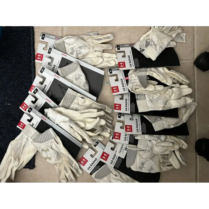 NWT- under armor softball gloves small
