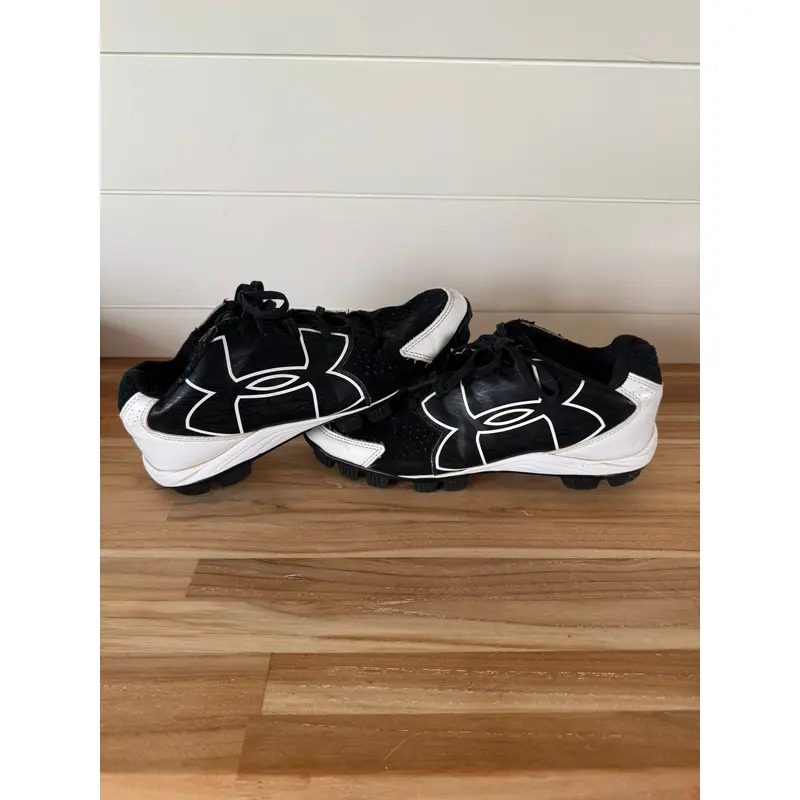 Black Men's Size M 8.0 (W 9.0) Under Armour Low Top Molded Cleats (Used)
