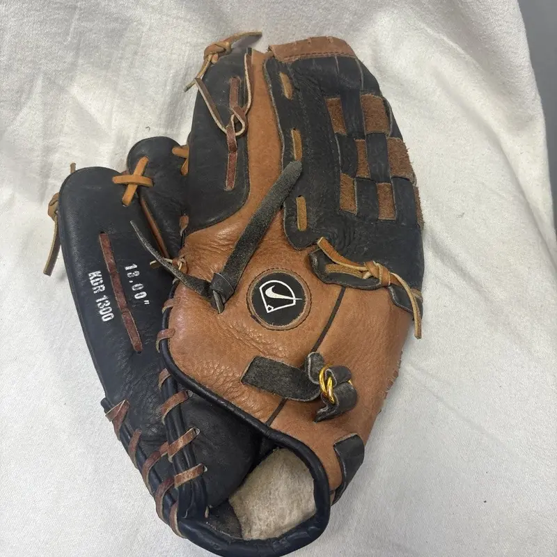 LHT Adult Size 13 Inch Nike Diamond Ready Leather Baseball Glove. KDR 1300