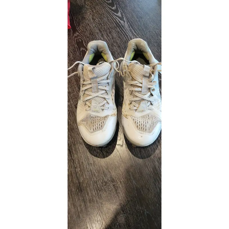 White Men's Size M 9.5 (W 10.5) Adult Under Armour Low Top Metal (Used)