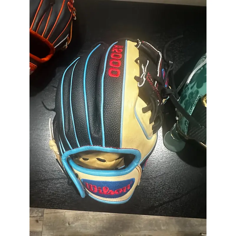 2019 Wilson Right Hand Throw Infield DP15 A2000 Baseball Glove 11.5" (Used)