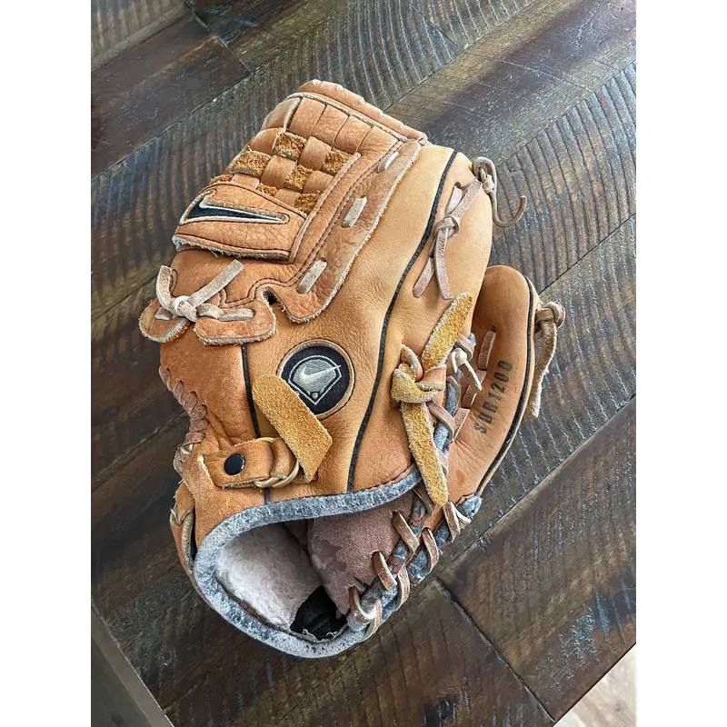 Nike Right Hand Throw Pitcher's Diamond Ready 12" (Used)