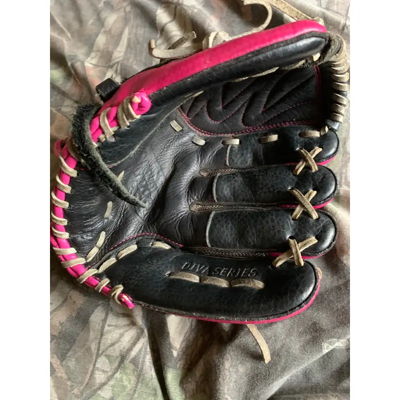 Used Louisville Slugger Diva Series Glove