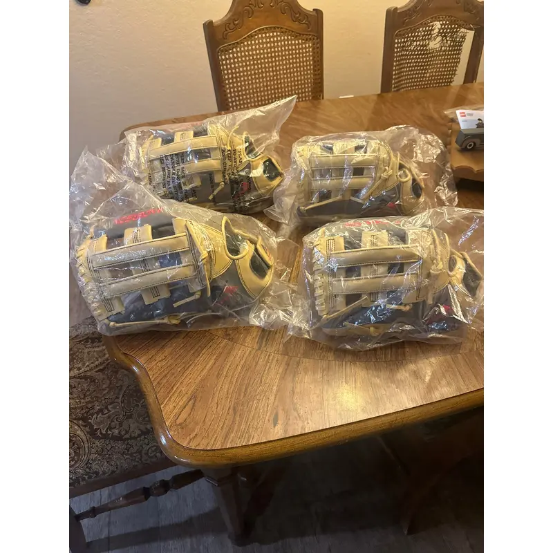 4 Anderson baseball/Softball gloves 11.75 And 12.5