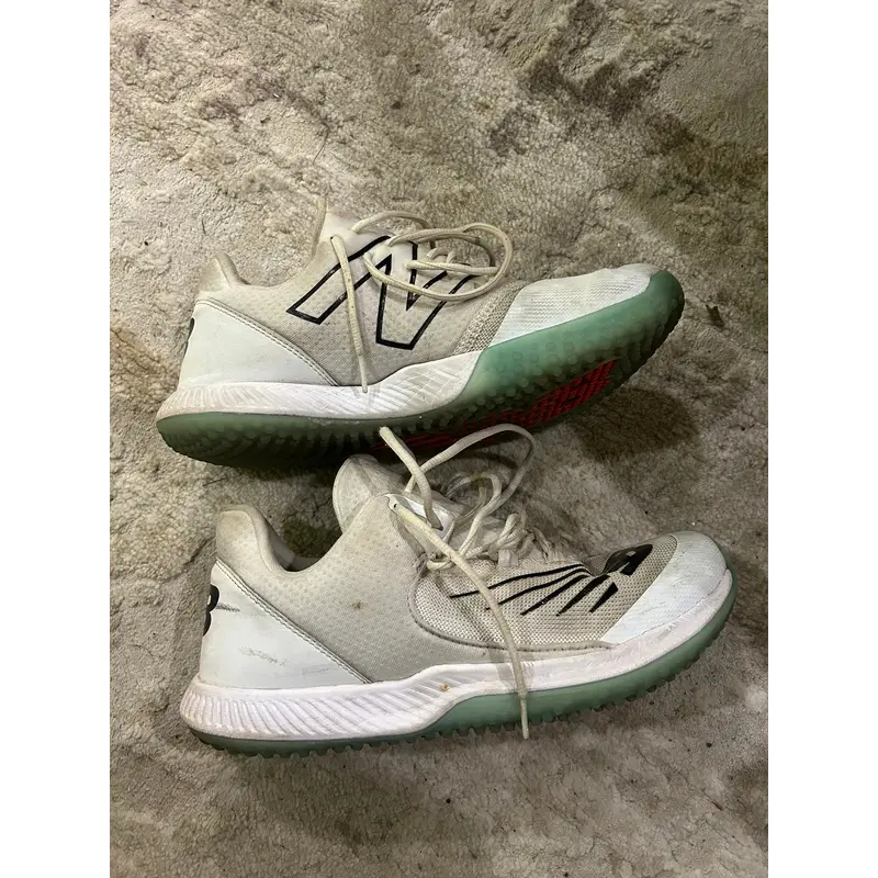 White Men's Adult Size M 11.0 (W 12.0) New Balance Shoes (Used)