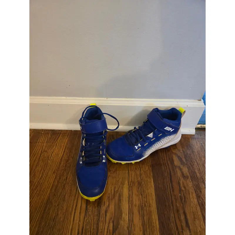 Size M 8.0 Under Armour Molded Cleats (Used)