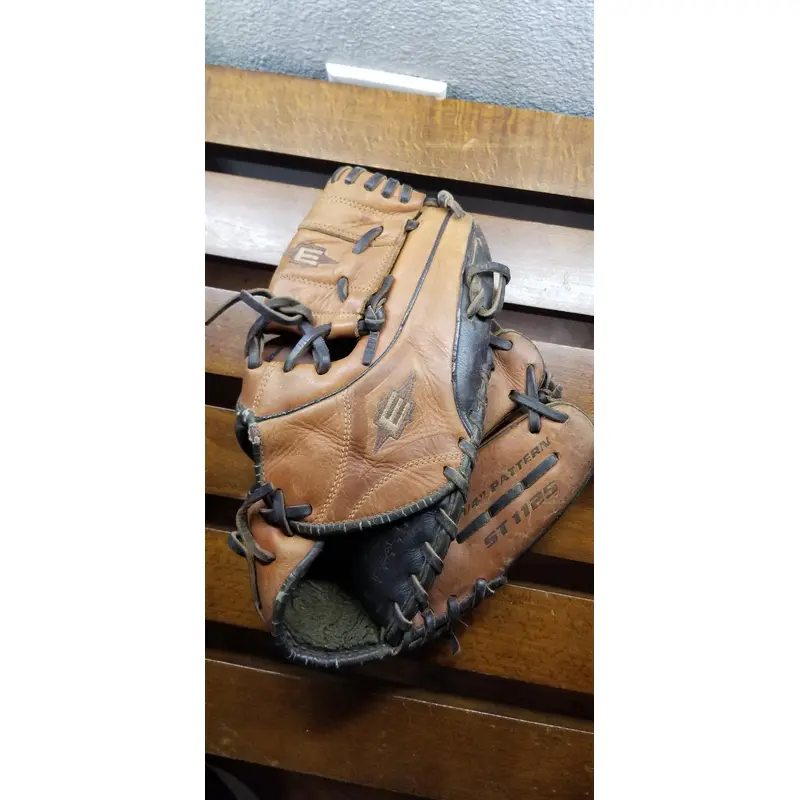 Used Easton Right Hand Throw Infield St1125 Baseball Glove 11.25"