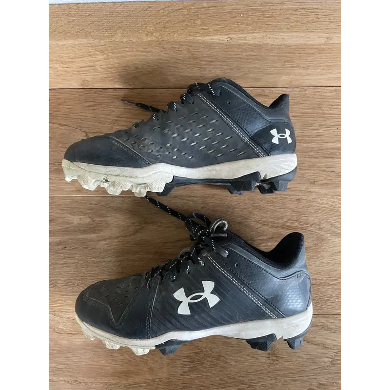 Black Used 4.5 Youth Under Armour Baseball Cleat