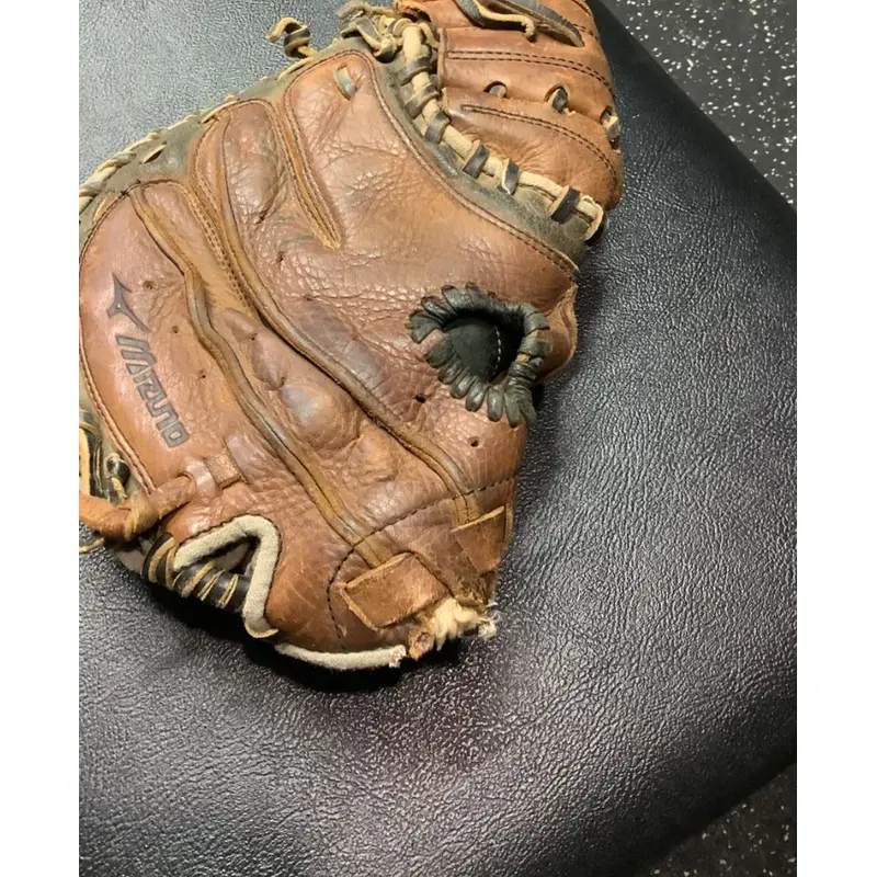 Mizuno Right Hand Throw Catcher's GXC104 Baseball Glove 30" (Used)