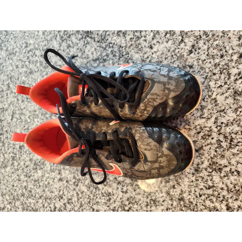 Black Kid's Size M 5.5 (W 6.5) Youth Nike Low Top Molded Cleats (Used)