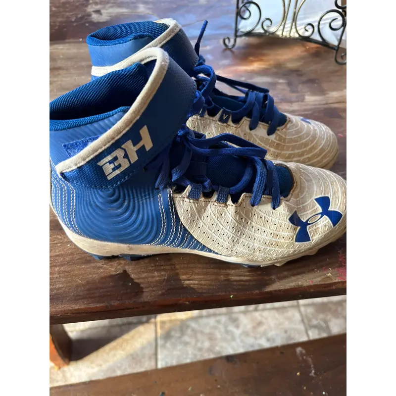 Men's Youth Size M 4.5 (W 5.5) Under Armour (Used)
