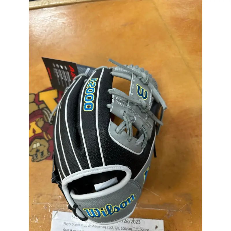New 2023 Right Hand Throw Wilson Infield A2000 Baseball Glove 11.5"