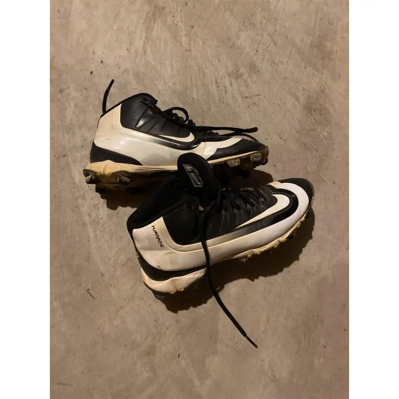 Black Youth Nike Molded Cleats Low Cut Size 4