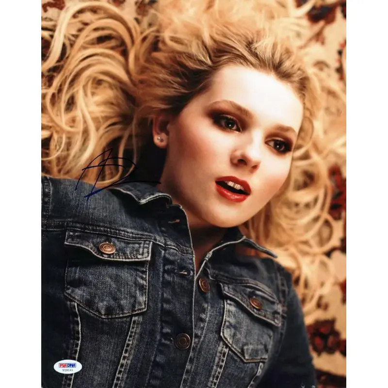Abigail Breslin Signed Authentic 11X14 Photo Autographed PSA/DNA #V29161