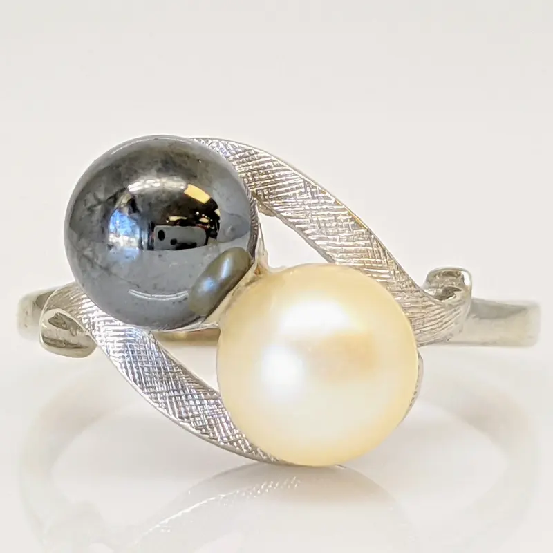10K WHITE PEARL ROUND 6.5MM (1) BLACK (1) WHITE ESTATE RING 3.6 GRAMS