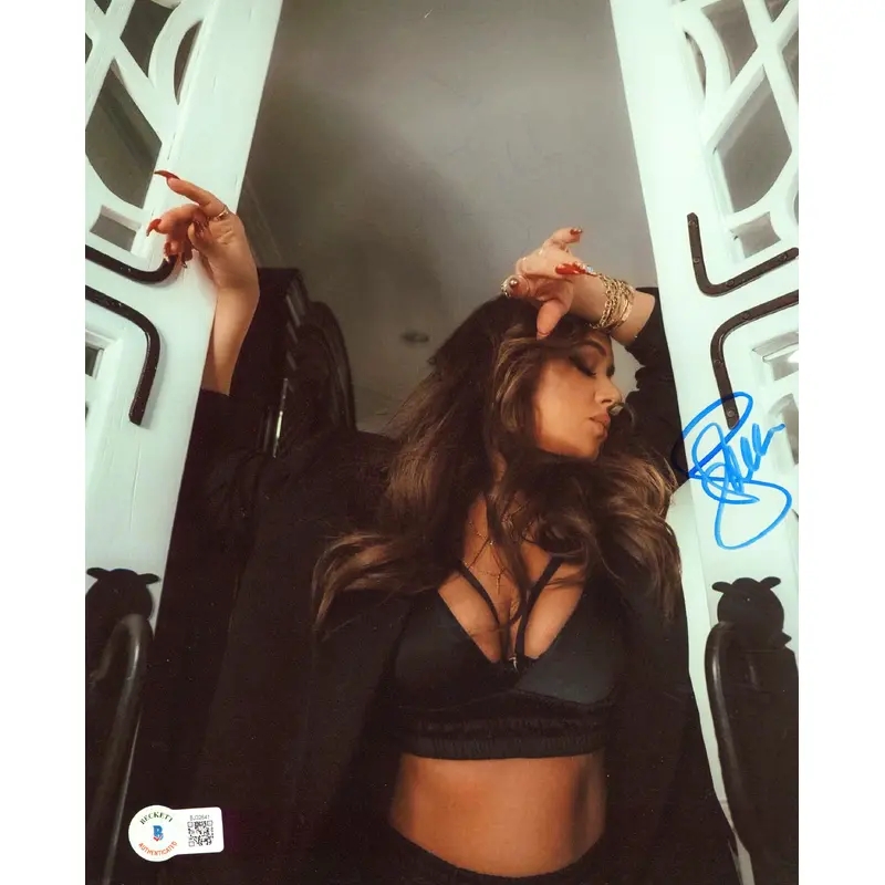 Leah Remini The King Of Queens Authentic Signed 8x10 Photo BAS #BJ32641