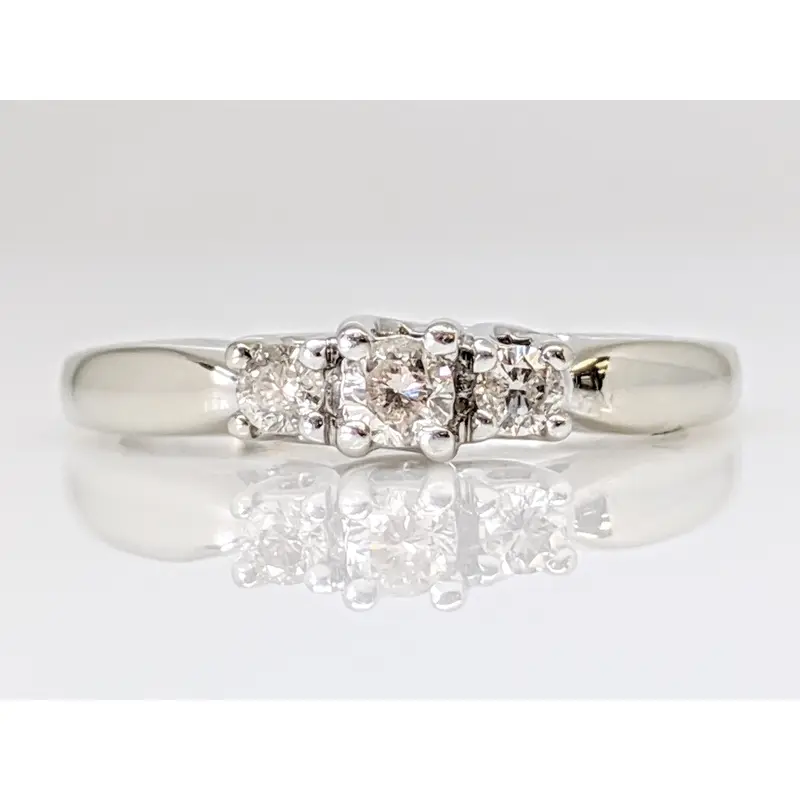 10K WHITE .24 CARAT TOTAL WEIGHT I1 K DIAMOND ROUND (3) TRINITY ESTATE RING 2.6 GRAMS